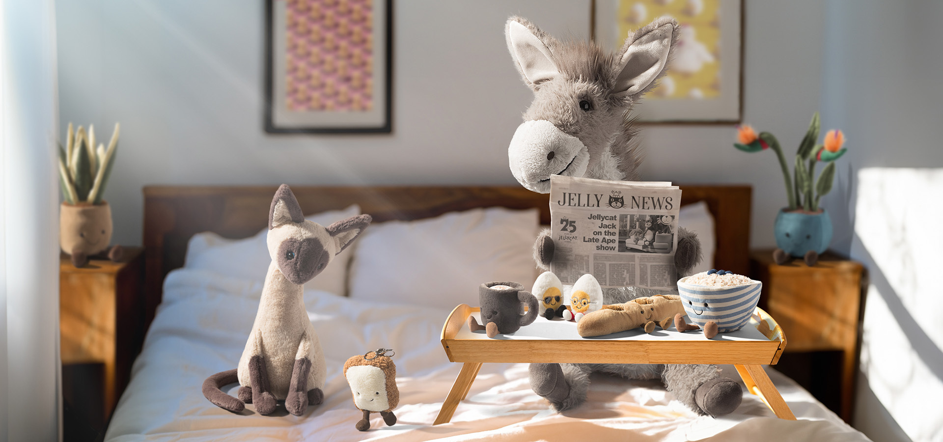 Dario Donkey liest mit Frühstück im Bett die Zeitung
