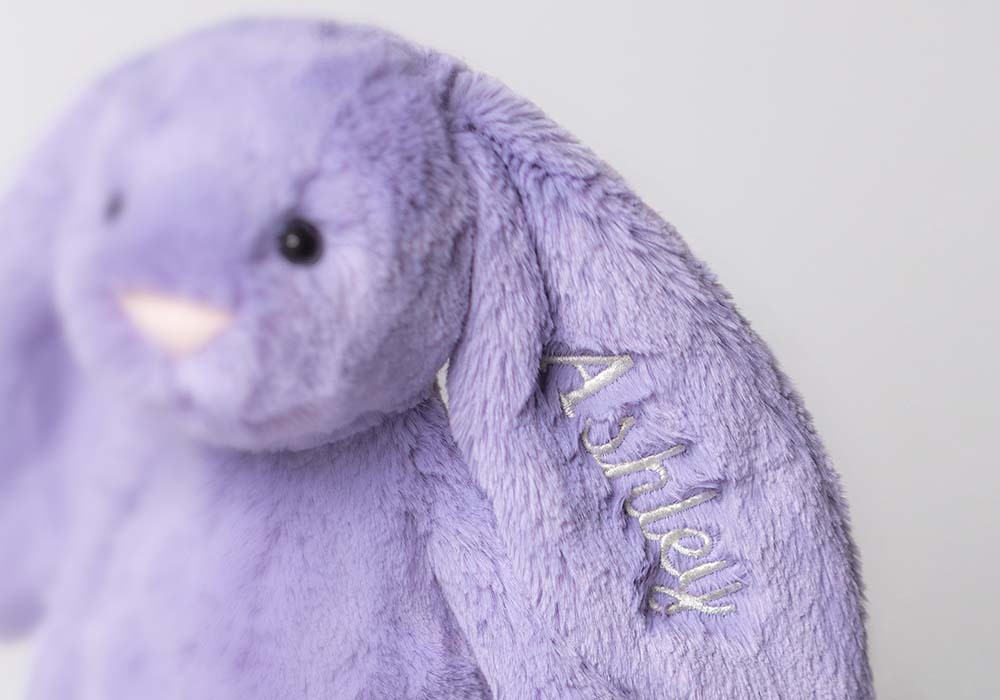 Lila Bunny mit dem dem Namen Ashley ins Ohr eingestickt