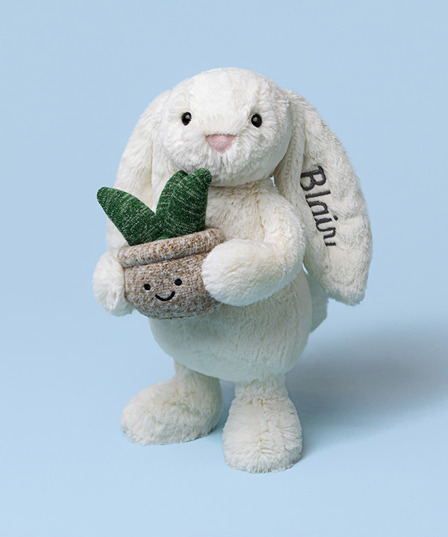 Personalisiertes Cream Bunny mit Stern vor blauem Hintergrund