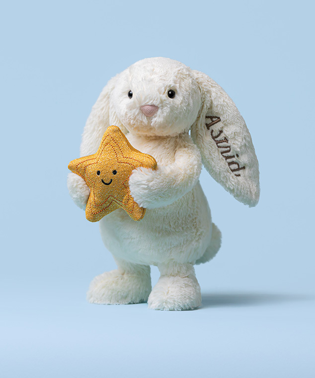 Personalisiertes Cream Bunny mit Stern vor blauem Hintergrund
