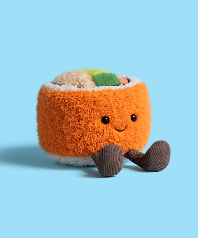 Jellycat Amuseables Californian Roll vor blauem Hintergrund