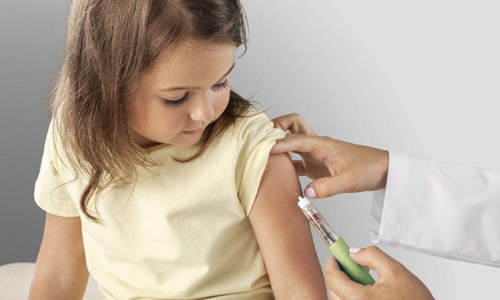 Calendario de vacunación infantil en Farmacia Ribelles, en Sagunto, Valencia