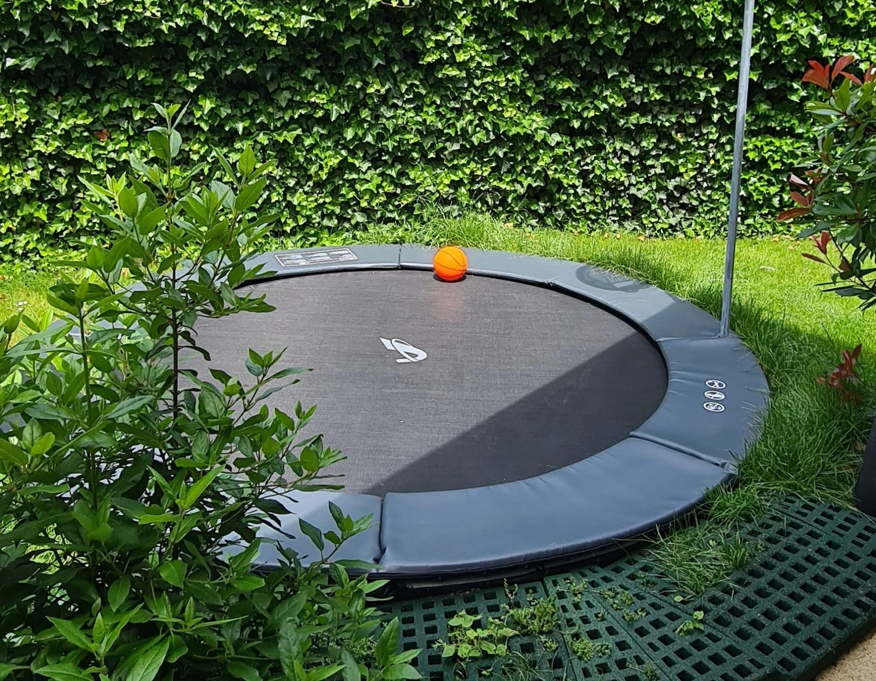 Akrobat Orbit Flat round flush-to-ground trampoline with anthracite safety pad at a customer installation