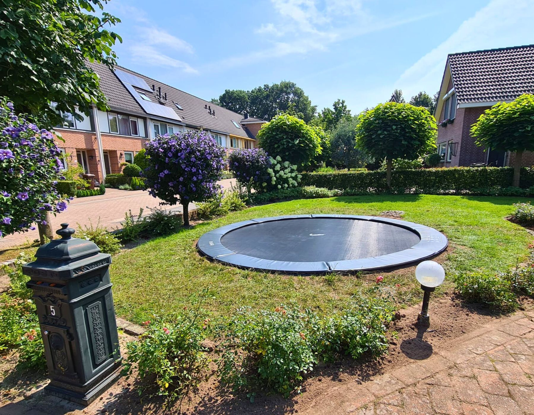 Akrobat Orbit Flat round flush-to-ground trampoline with anthracite safety pad, second customer installation