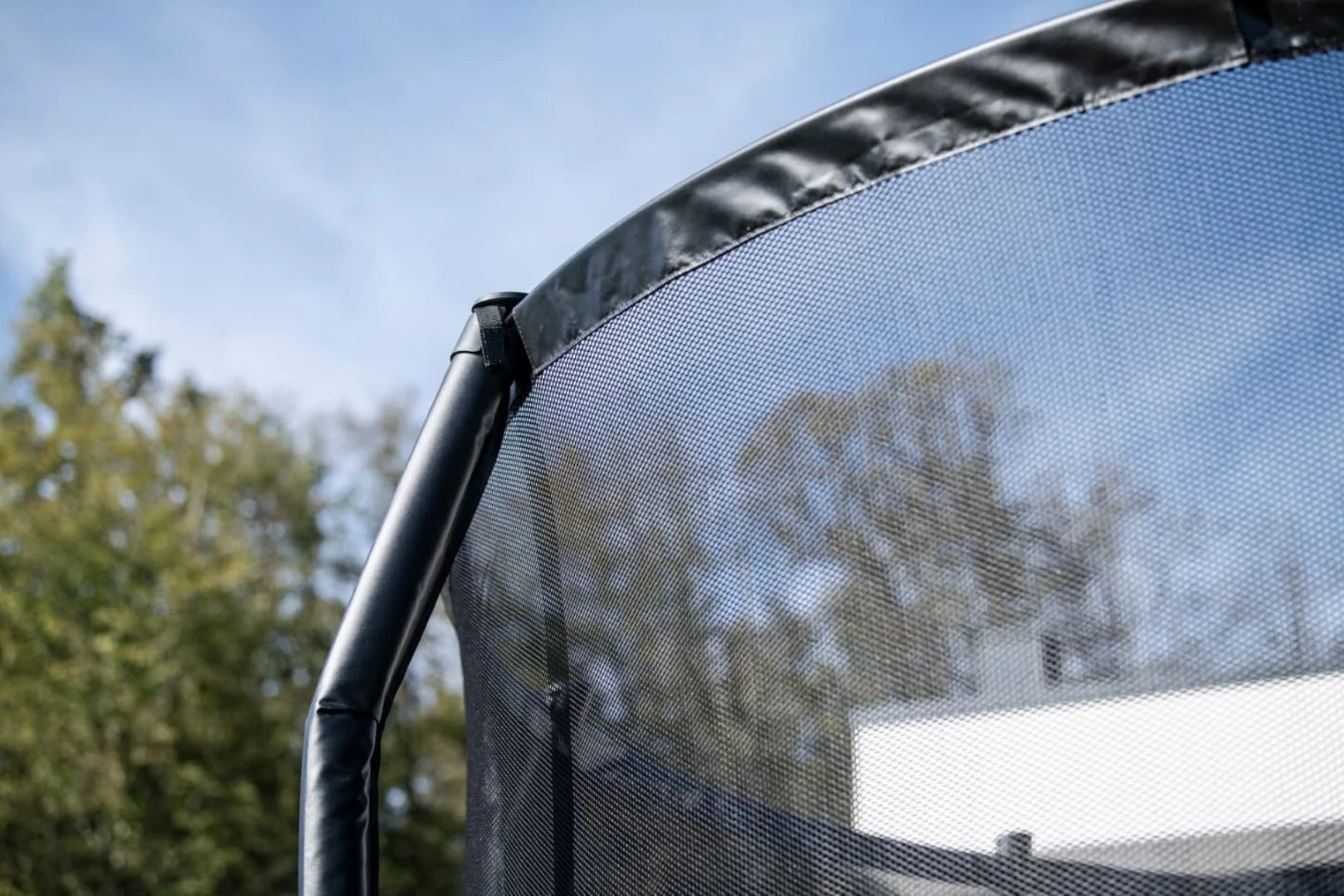 Close-up of the safety net and net pole on the Akrobat Orbit Pro