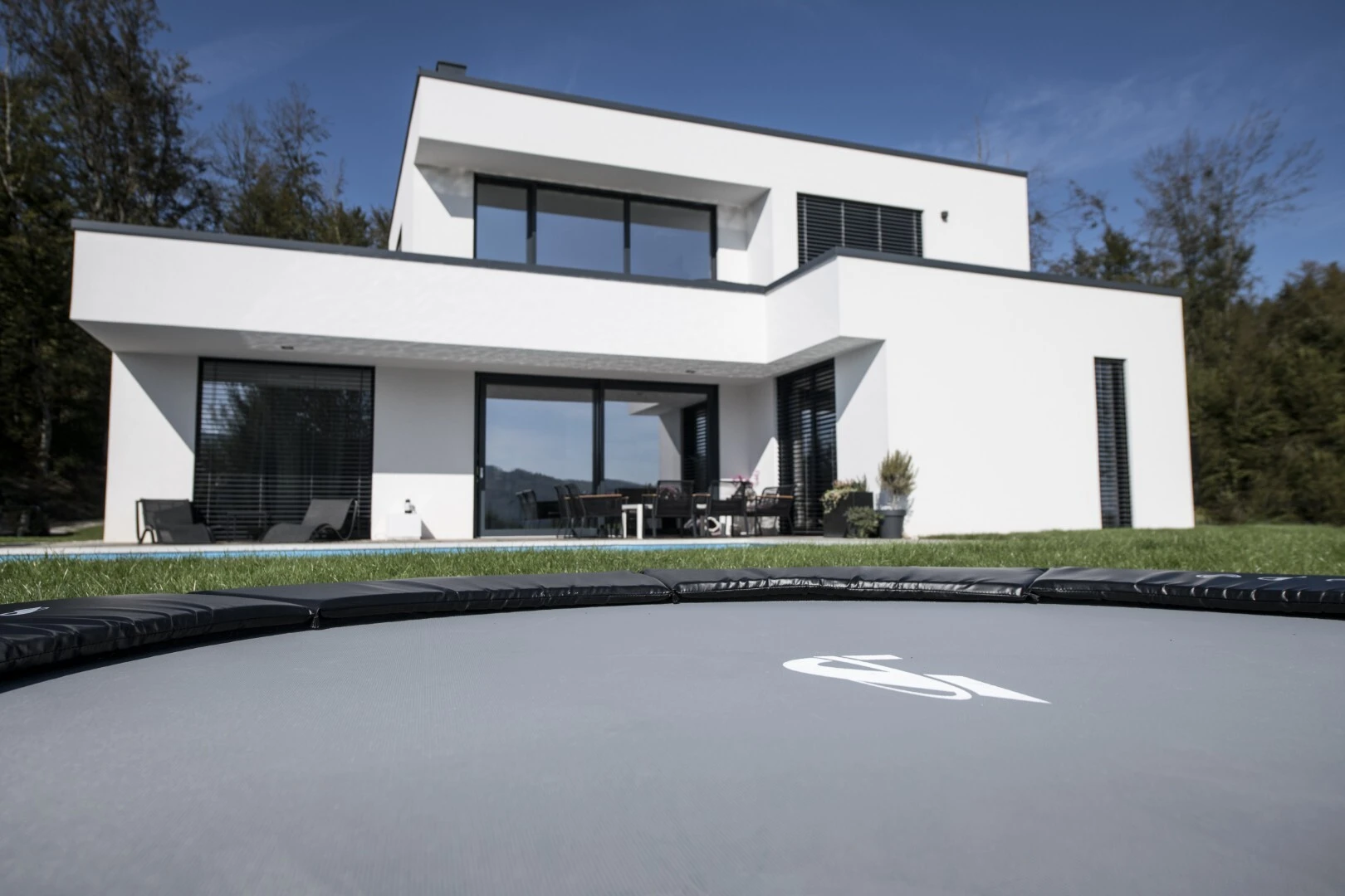 Akrobat Primus Flat round trampoline set flush into the ground