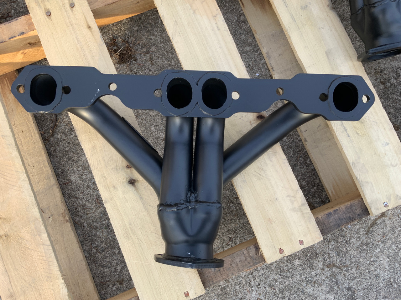 68403 Hedman Block Hugger Headers SBC Street Rod Black Ceramic Coated