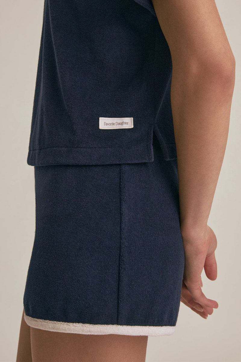 Favorite Daughter the Crop Beach Shirt logo detail