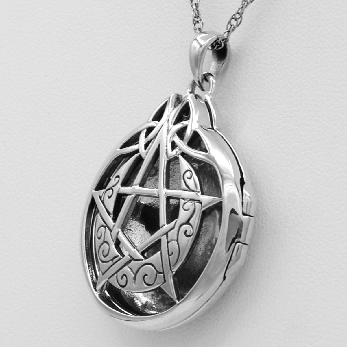 Spell Locket Witchcraft Pendant Necklace for Aromatherapy Scent Magic