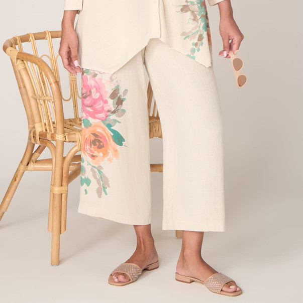 Plus Women's Floral Placement Linen Pull On Capri
