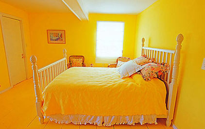 Bright colors should be avoided in the bedroom