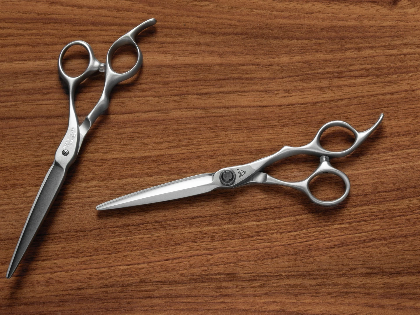 A grey matte right handed scissor with "T" logo on the front against a brown background