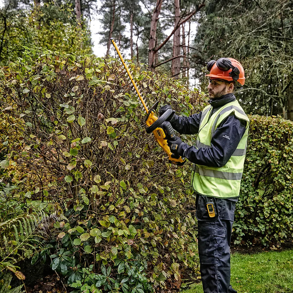 Dewalt DCMHT562P1 18V XR 55cm Hedge Trimmer, 1x Battery