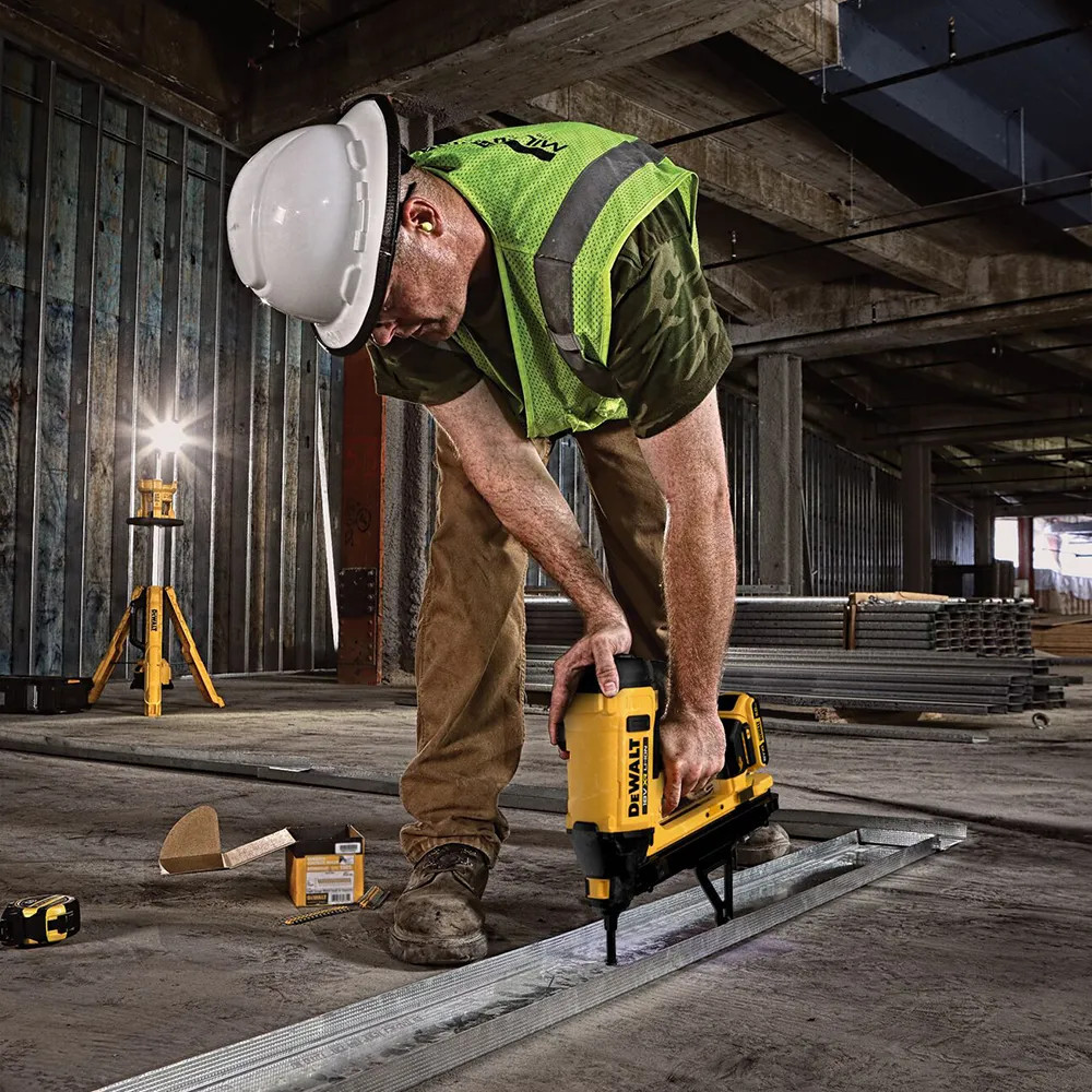 18v Dewalt Nail Gun For Concrete Dewalt DGN845D1-GB 18V XR C6 Trak