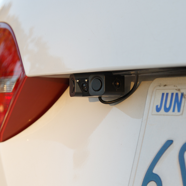 Rearview camera with integrated parking sensor. The distance to the object is displayed on the HUD.