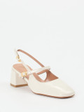 Konstantin Starke – Slingback-Pumps aus Lackleder cremeweiß