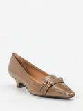 Konstantin Starke – Pumps aus Lackleder in Taupebraun