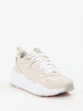 Puma – Chunky Sneaker aus Veloursleder Beige