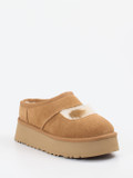 UGG – Plattform-Pantolette aus Veloursleder Karamell