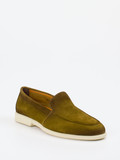 Santoni – Loafer aus Veloursleder in Olivgrün