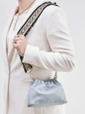 Marlon Firenze – Crossbody-Bag aus Kalbleder hellblau
