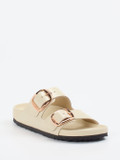 Birkenstock – Zweiriemer-Sandale aus Hochglanzleder Creme