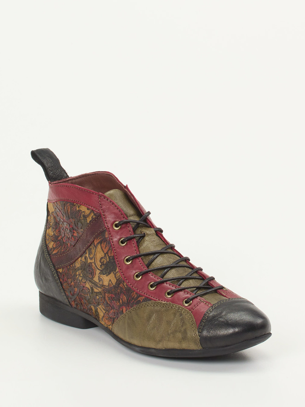 Die Firma Think steht für eine nachhaltige Produktion in Europa und echte Handwerkskunst. Hier stellt sie diese extravagante Schnürstiefelette in der Form Guad2 vor. Das geprägte Leder zeigt sich in rot und schwarz. Der Blickfang liegt jedoch auf dem fabelhaften Rankenmotiv. Die Schnürung im Zickzack-Stil ermöglicht eine passgenaue Weitenregulierung. Das bequem gepolsterte Fußbett kann bei Bedarf ausgetauscht werden. In der rutschfesten Gummisohle sind Luftpolster integriert, die stoßdämpfend wirken. multi 2751999001606