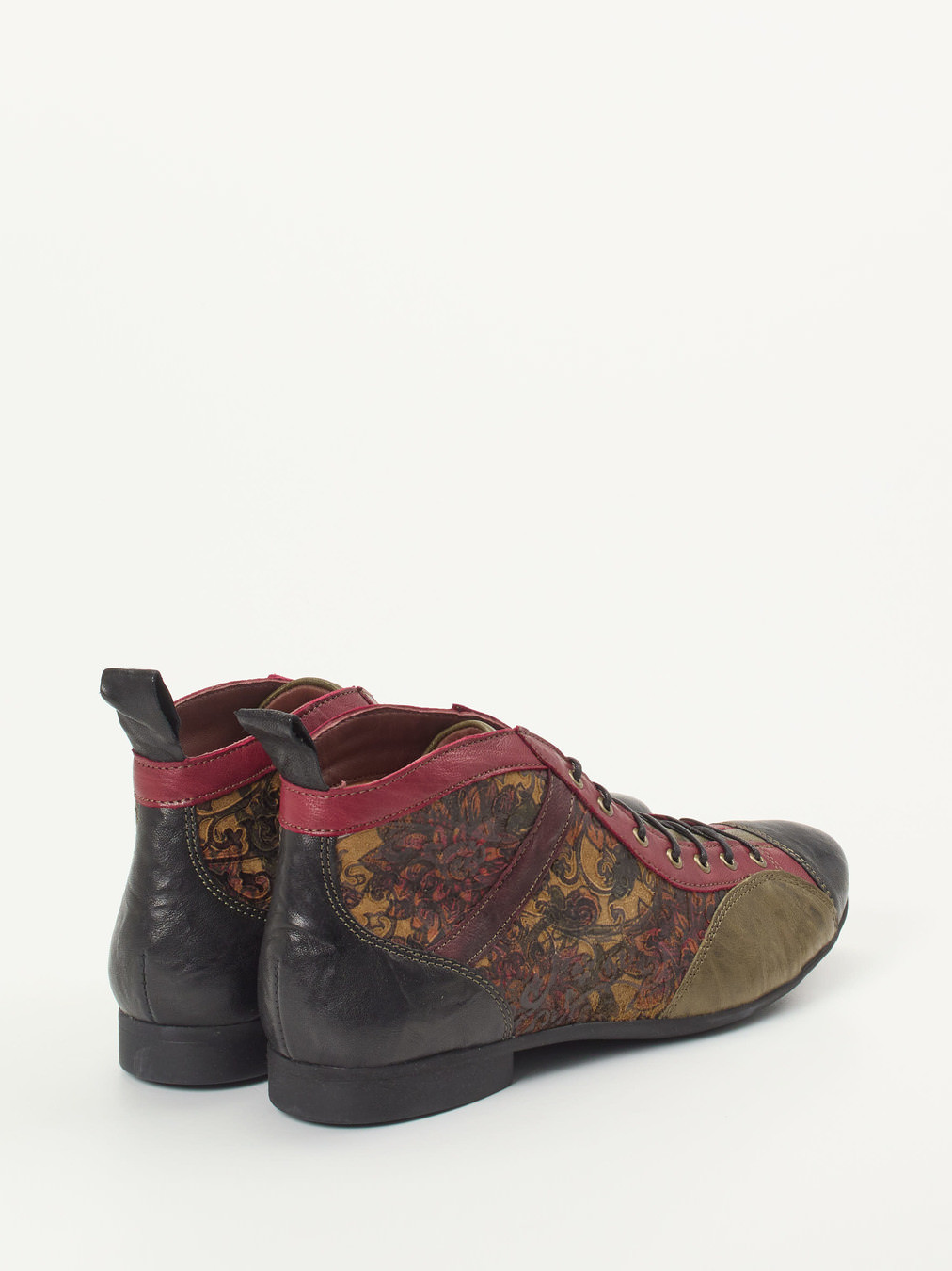 Die Firma Think steht für eine nachhaltige Produktion in Europa und echte Handwerkskunst. Hier stellt sie diese extravagante Schnürstiefelette in der Form Guad2 vor. Das geprägte Leder zeigt sich in rot und schwarz. Der Blickfang liegt jedoch auf dem fabelhaften Rankenmotiv. Die Schnürung im Zickzack-Stil ermöglicht eine passgenaue Weitenregulierung. Das bequem gepolsterte Fußbett kann bei Bedarf ausgetauscht werden. In der rutschfesten Gummisohle sind Luftpolster integriert, die stoßdämpfend wirken. multi 2751999001603