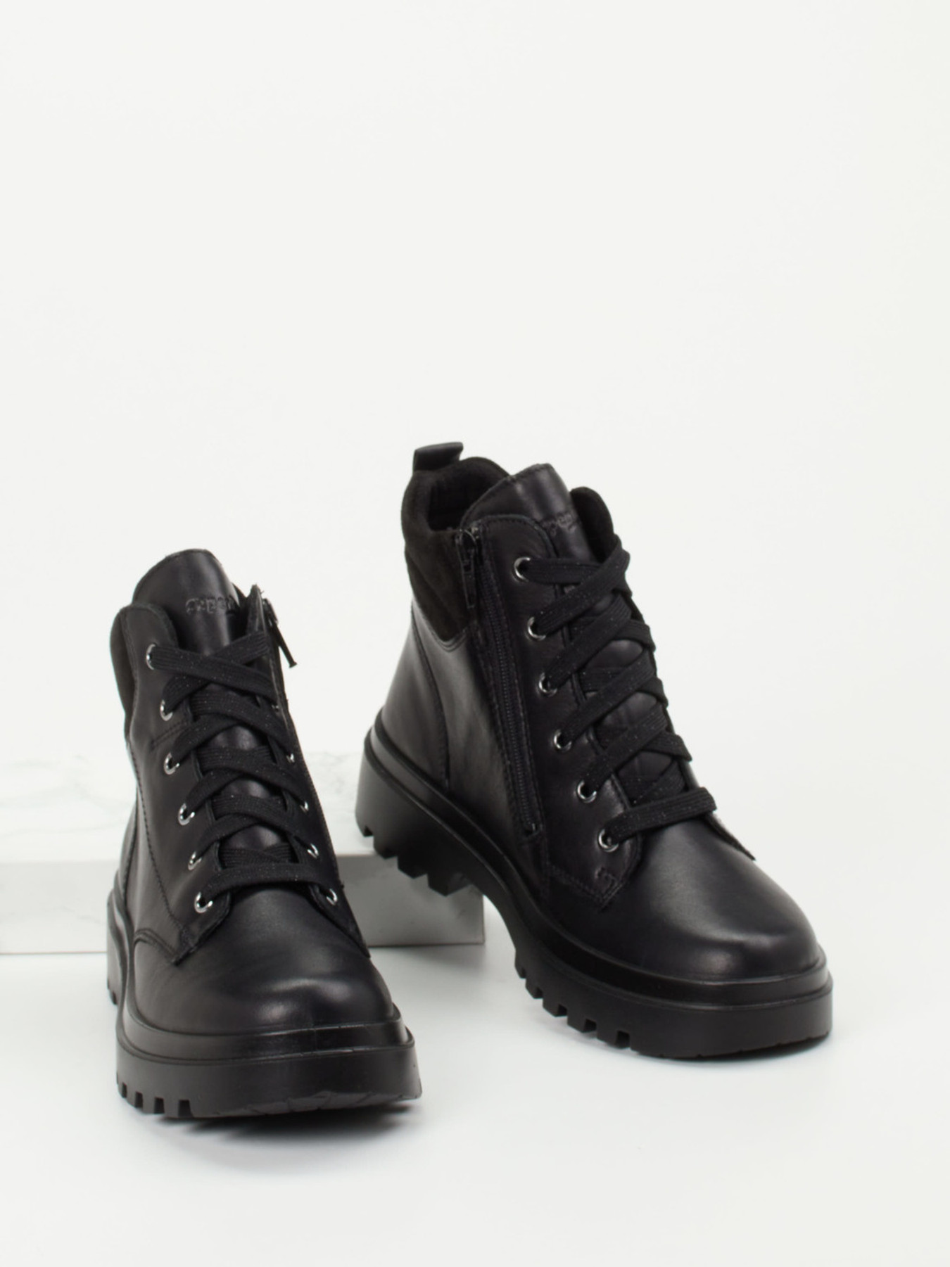 Diese coolen Schnürboots stellt die Marke Superfit vor. Das schwarze Veloursleder überzeugt mit höchster Qualität. Ist die Zick-Zack- Schnürung erst einmal justiert, ermöglicht der Reißverschluss einen unkomplizierten Ein- und Ausstieg. Der angenehme Tragekomfort wird durch die Polsterung von Schaft und Lasche unterstrichen. Die PU-Sohle überzeugt funktional und ästhetisch mit dem rutschhemmenden Profil. schwarz 6700009014504