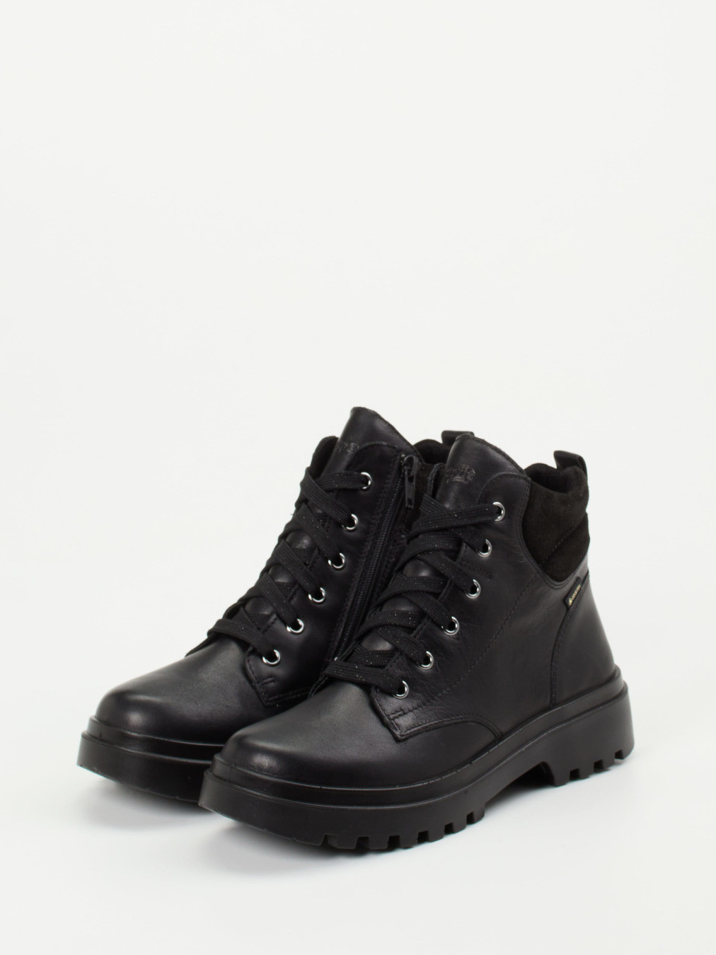 Diese coolen Schnürboots stellt die Marke Superfit vor. Das schwarze Veloursleder überzeugt mit höchster Qualität. Ist die Zick-Zack- Schnürung erst einmal justiert, ermöglicht der Reißverschluss einen unkomplizierten Ein- und Ausstieg. Der angenehme Tragekomfort wird durch die Polsterung von Schaft und Lasche unterstrichen. Die PU-Sohle überzeugt funktional und ästhetisch mit dem rutschhemmenden Profil. schwarz 6700009014502