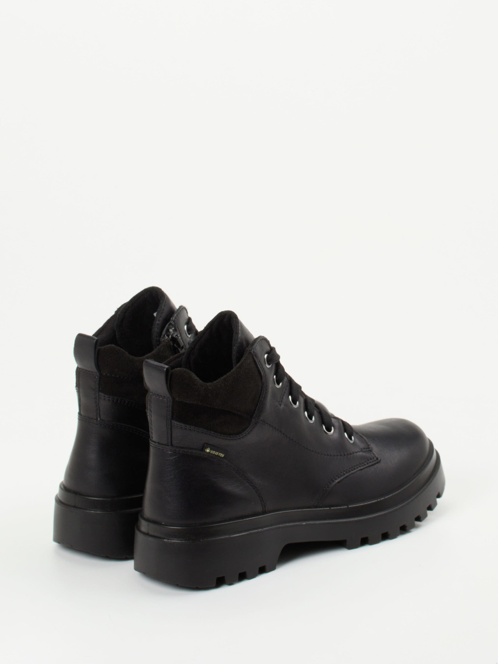 Diese coolen Schnürboots stellt die Marke Superfit vor. Das schwarze Veloursleder überzeugt mit höchster Qualität. Ist die Zick-Zack- Schnürung erst einmal justiert, ermöglicht der Reißverschluss einen unkomplizierten Ein- und Ausstieg. Der angenehme Tragekomfort wird durch die Polsterung von Schaft und Lasche unterstrichen. Die PU-Sohle überzeugt funktional und ästhetisch mit dem rutschhemmenden Profil. schwarz 6700009014503