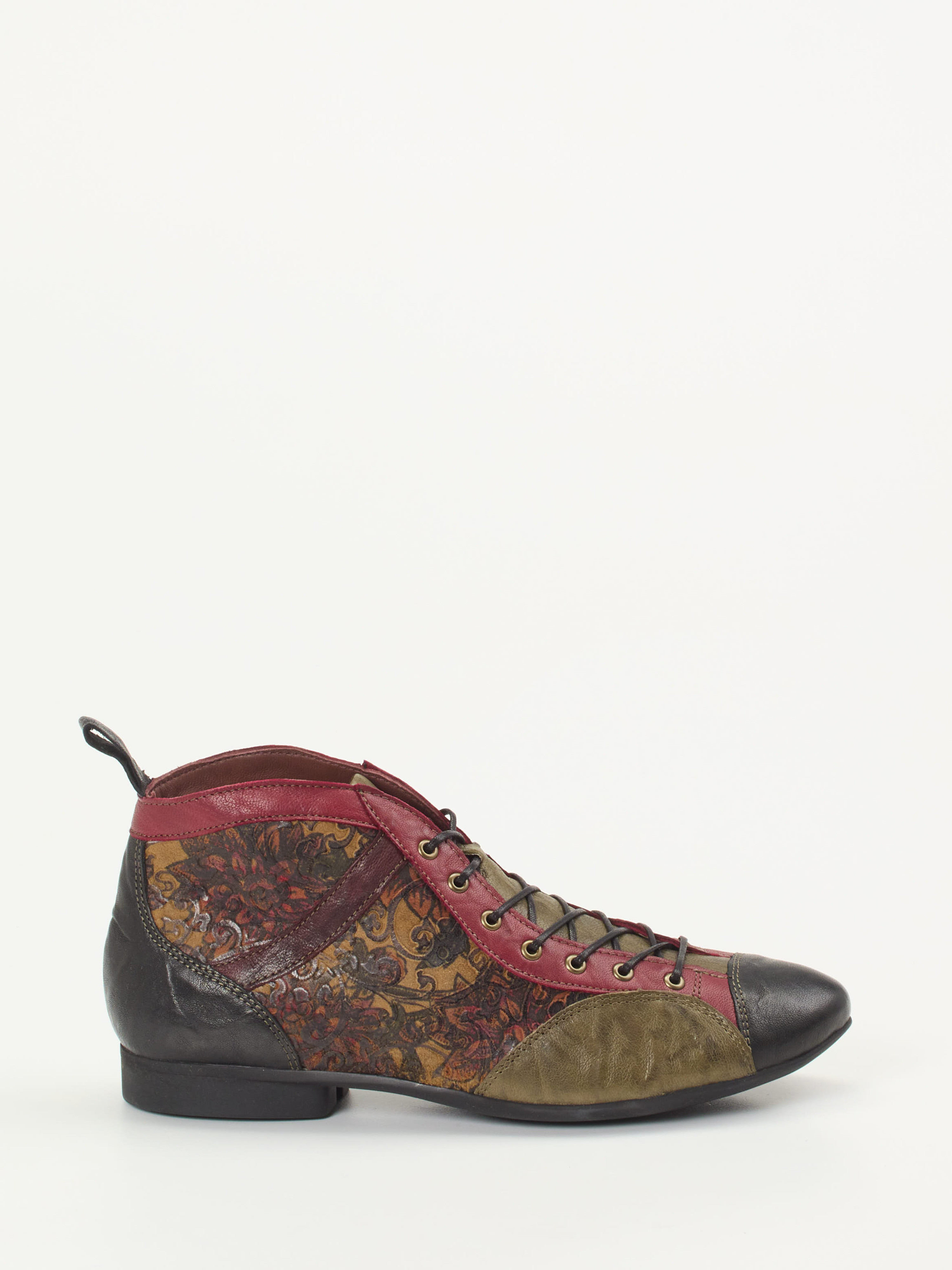 Die Firma Think steht für eine nachhaltige Produktion in Europa und echte Handwerkskunst. Hier stellt sie diese extravagante Schnürstiefelette in der Form Guad2 vor. Das geprägte Leder zeigt sich in rot und schwarz. Der Blickfang liegt jedoch auf dem fabelhaften Rankenmotiv. Die Schnürung im Zickzack-Stil ermöglicht eine passgenaue Weitenregulierung. Das bequem gepolsterte Fußbett kann bei Bedarf ausgetauscht werden. In der rutschfesten Gummisohle sind Luftpolster integriert, die stoßdämpfend wirken. multi 2751999001601