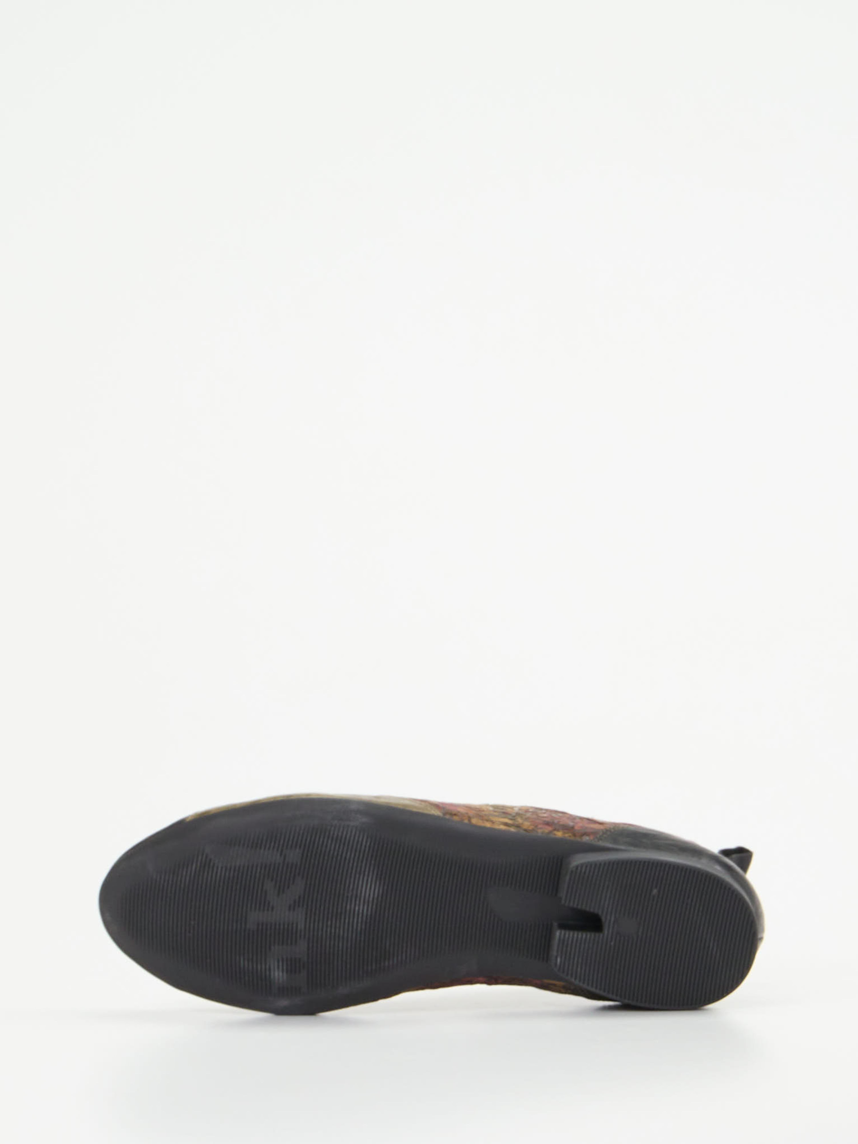 Die Firma Think steht für eine nachhaltige Produktion in Europa und echte Handwerkskunst. Hier stellt sie diese extravagante Schnürstiefelette in der Form Guad2 vor. Das geprägte Leder zeigt sich in rot und schwarz. Der Blickfang liegt jedoch auf dem fabelhaften Rankenmotiv. Die Schnürung im Zickzack-Stil ermöglicht eine passgenaue Weitenregulierung. Das bequem gepolsterte Fußbett kann bei Bedarf ausgetauscht werden. In der rutschfesten Gummisohle sind Luftpolster integriert, die stoßdämpfend wirken. multi 2751999001605