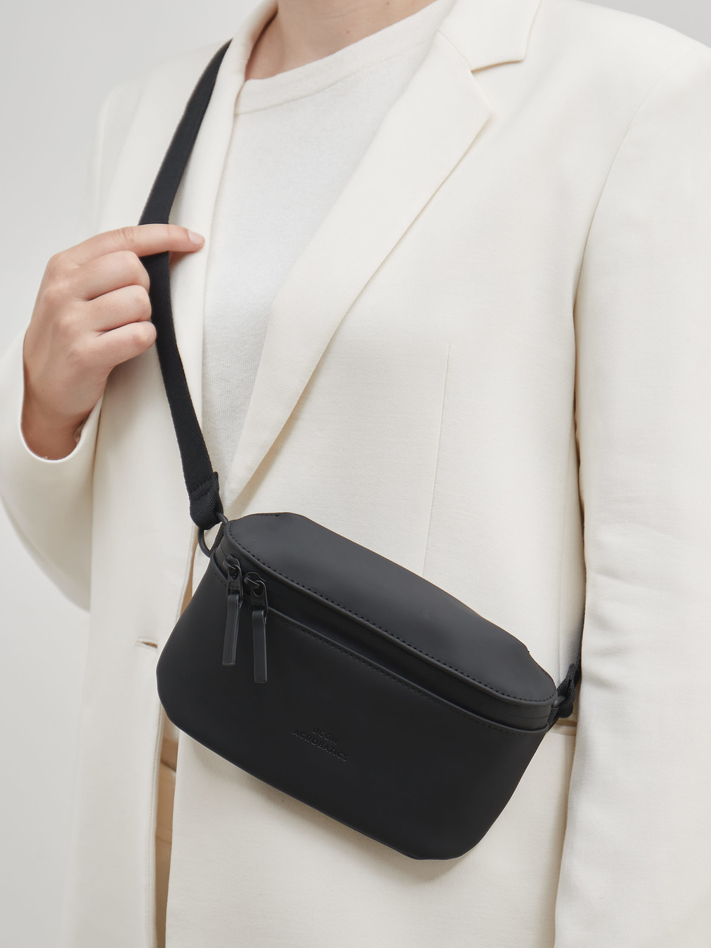 Ucon Acrobatics – Crossbody Bag aus PU in Schwarz