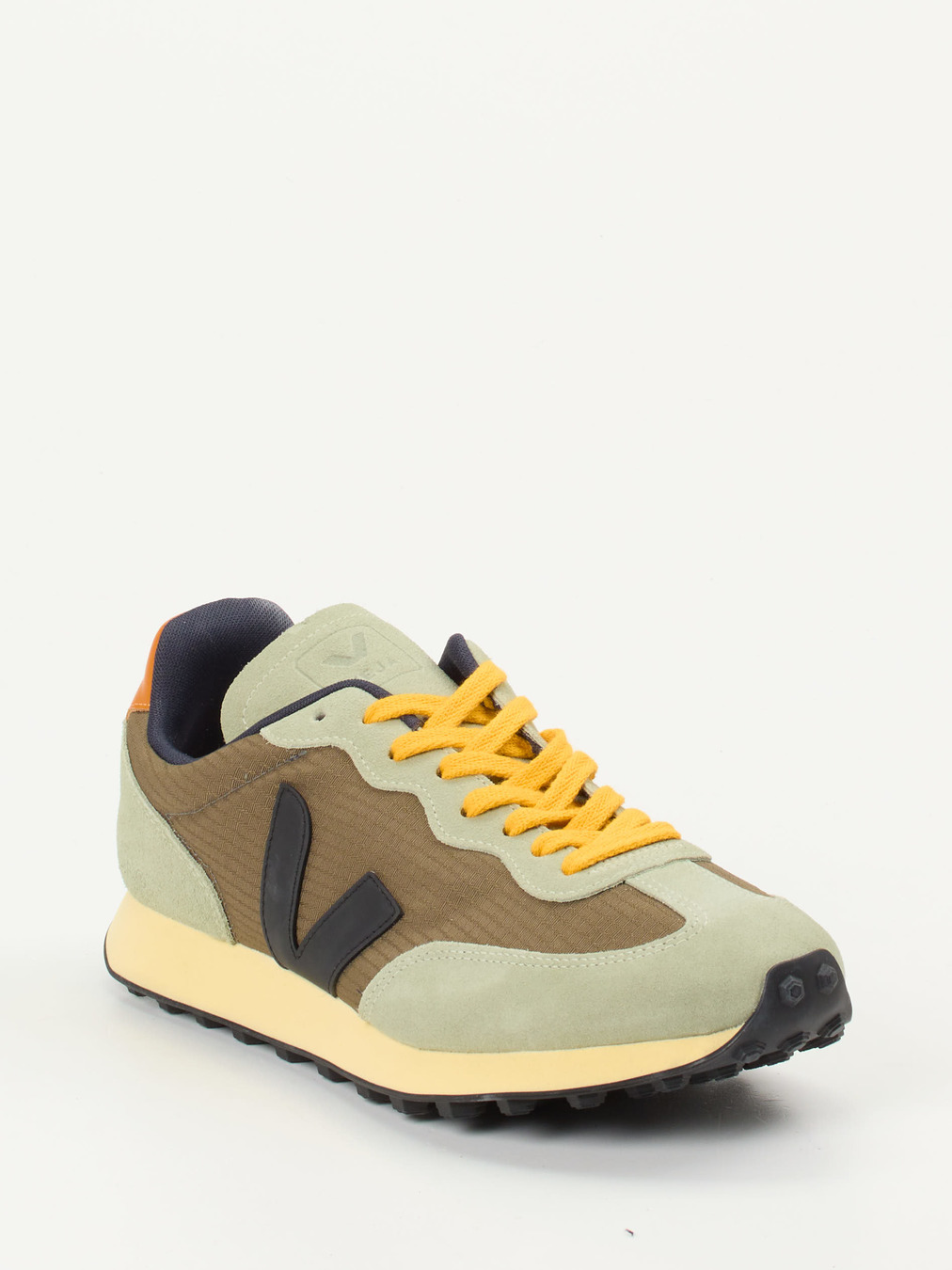 Veja – Sneaker aus Veloursleder in Salbeigrün