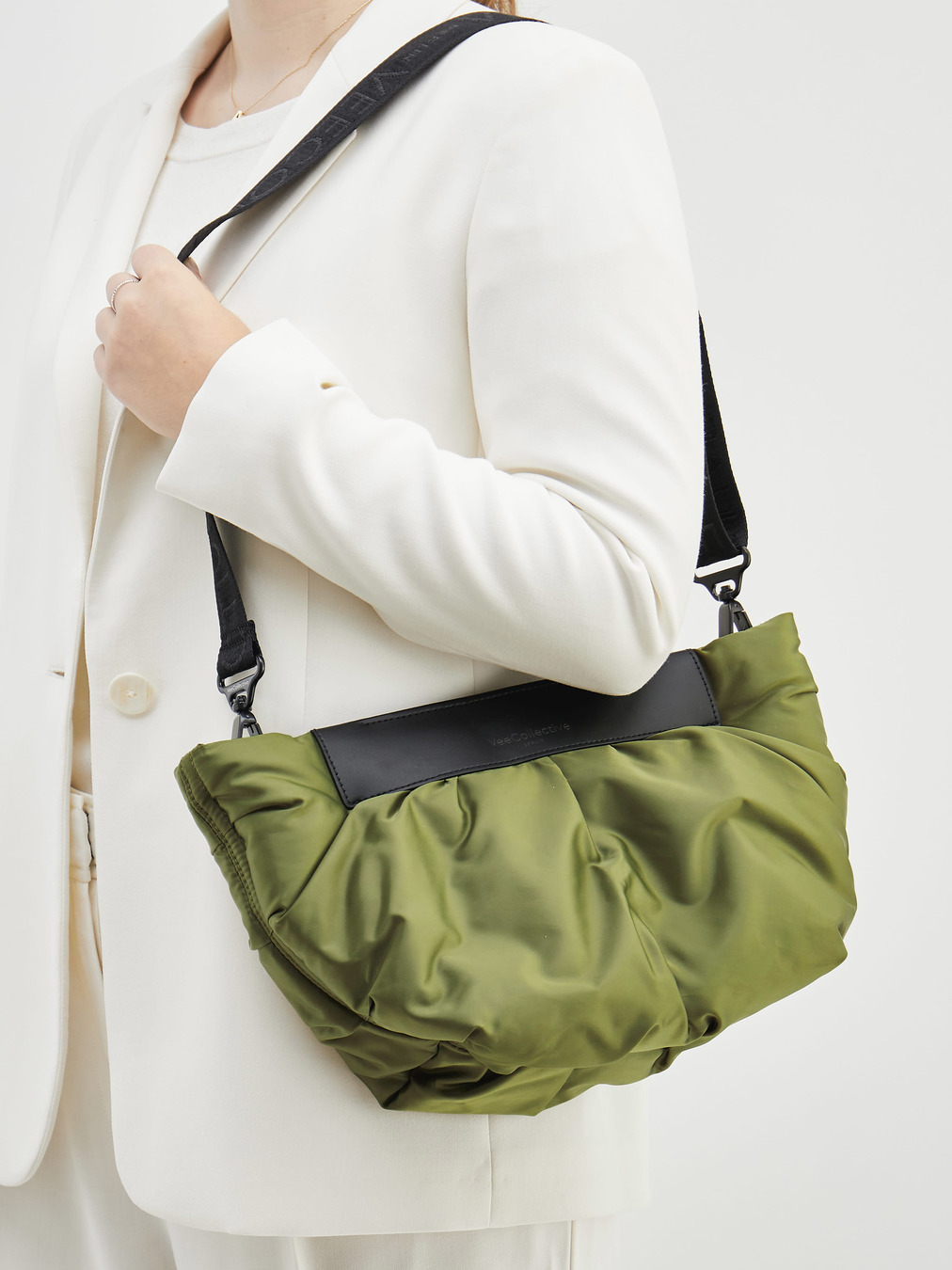 VeeCollective Berlin – Schultertasche aus Nylon Olivgrün