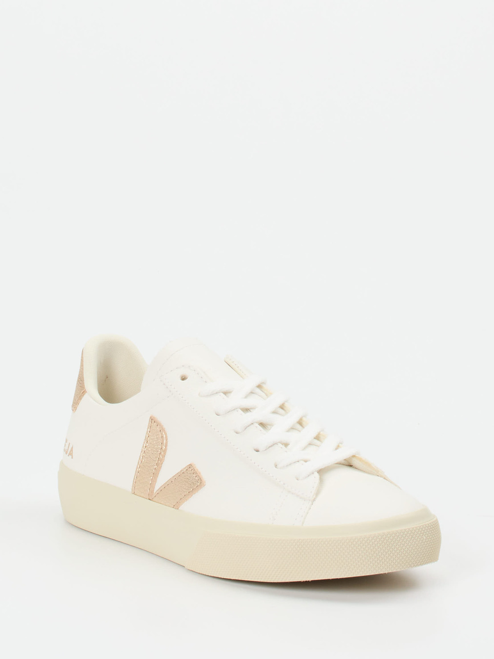 VEJA – Low-Top Sneaker aus Kalbleder cremeweiß