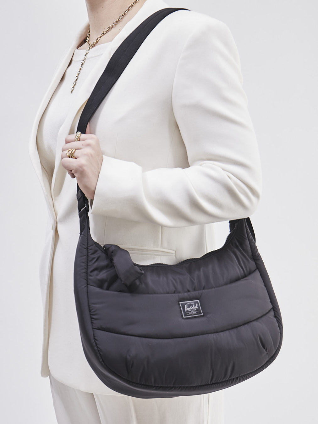 Herschel – Hobo Bag aus recyceltem Textil schwarz