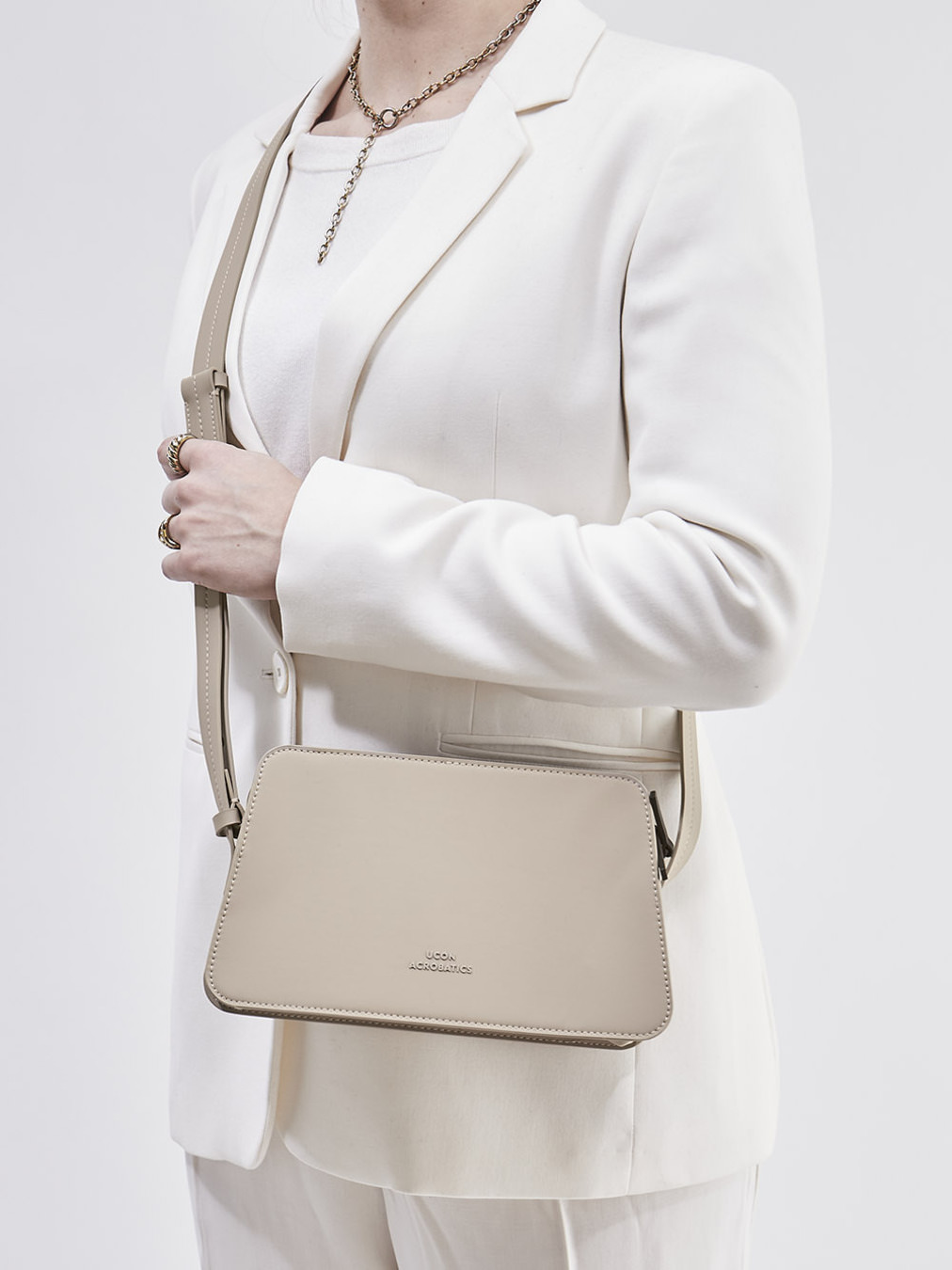 Ucon Acrobatics – Crossbody Bag aus Textil in Beigegrau