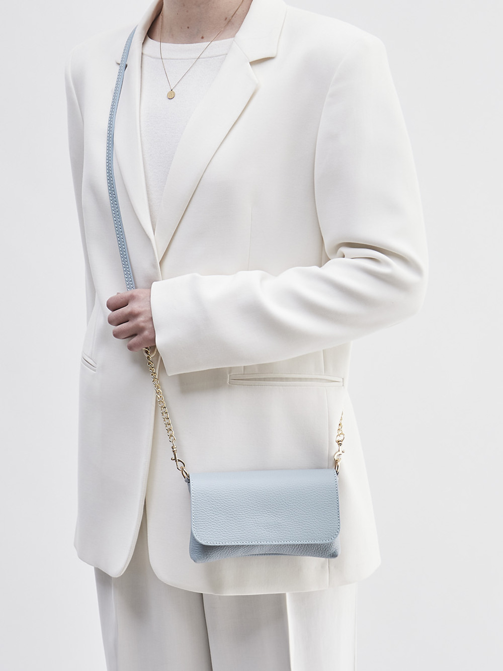 Marlon Firenze – Schultertasche aus Kalbleder Hellblau