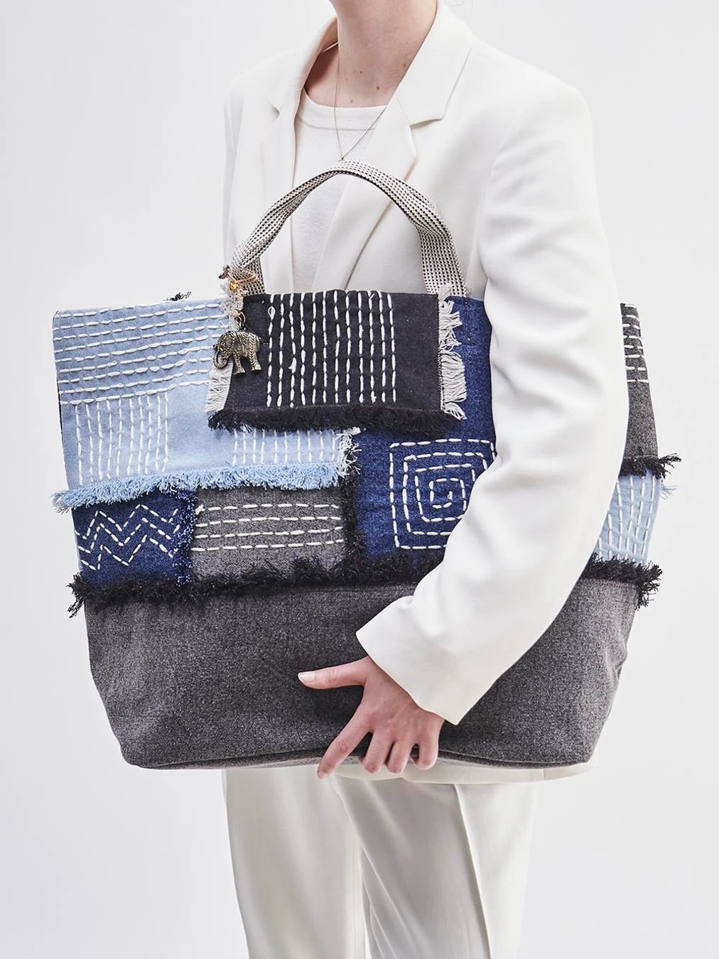 ANOKHI – Shopper aus Textil im Patchwork-Design