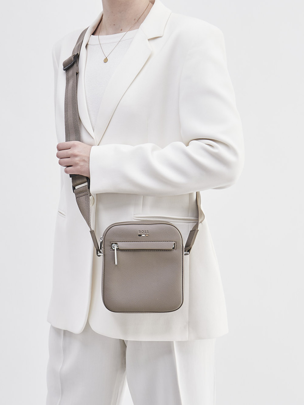 Boss – Umhängetasche aus Leder in Taupe