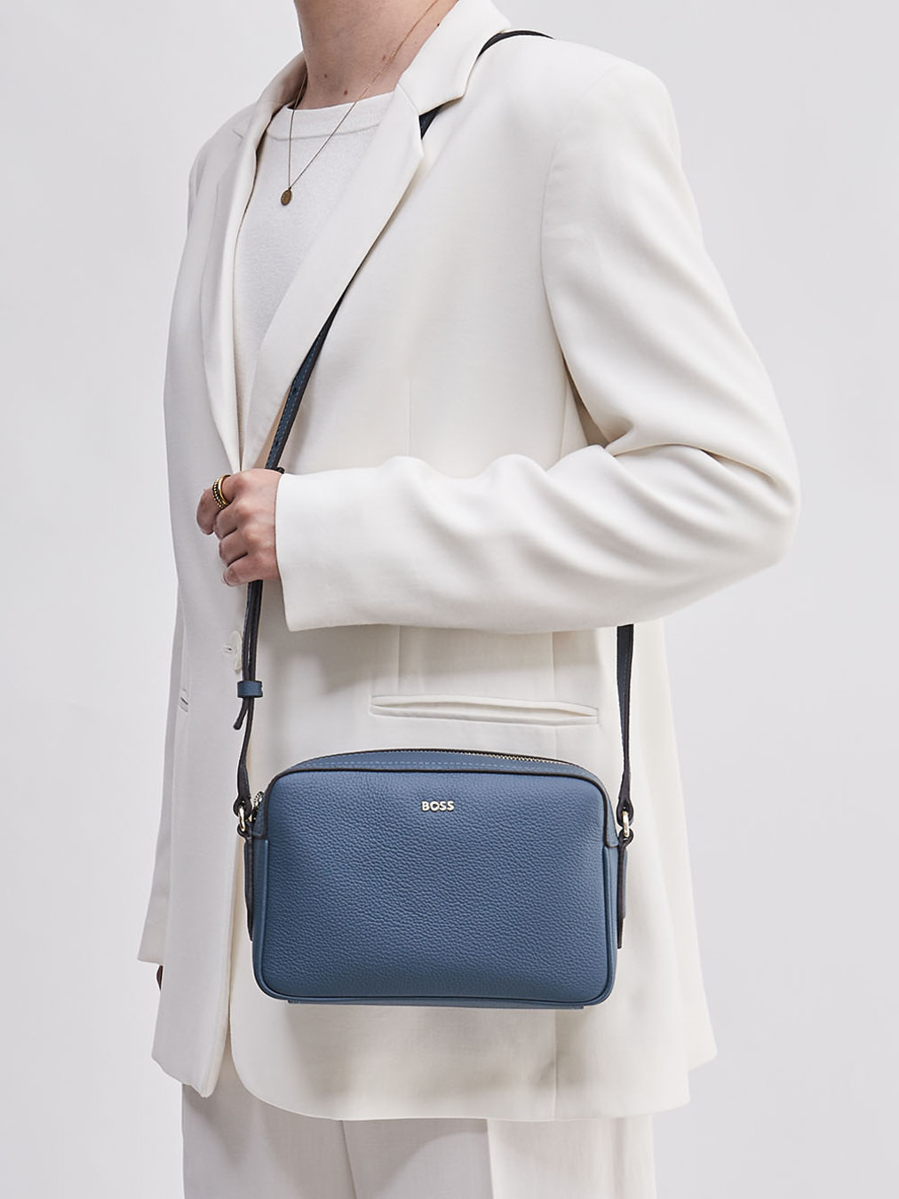 Boss – Umhängetasche aus Leder in Jeansblau
