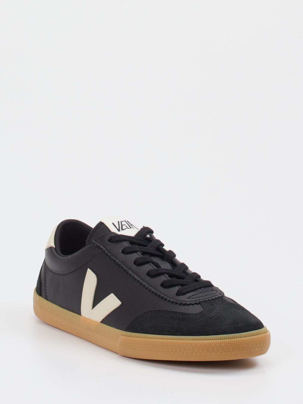 Veja – Sneaker aus Leder in Schwarz mit Gumsohle