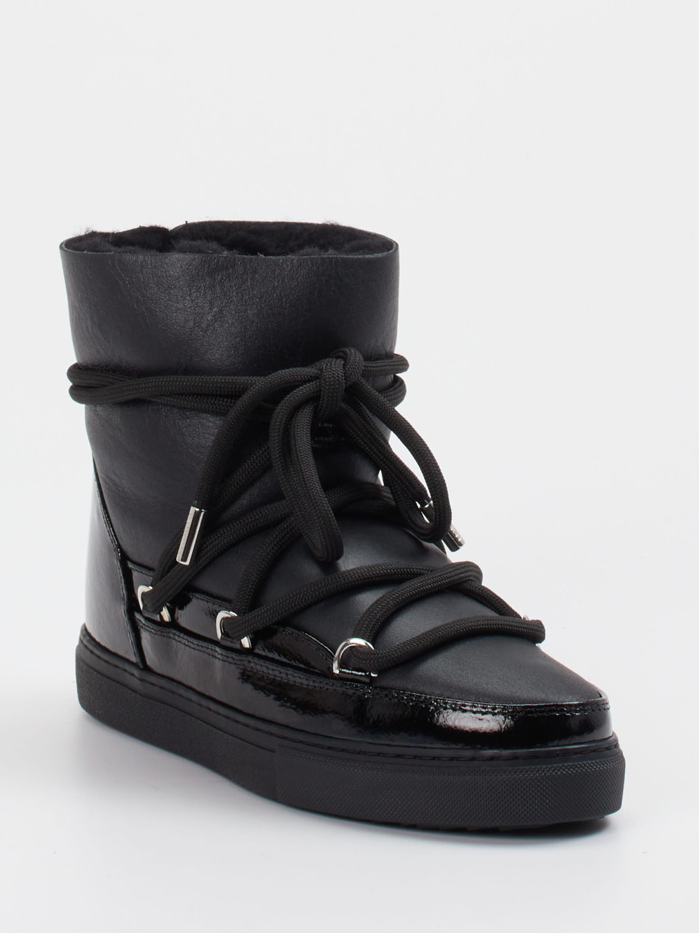 Inuikii – Stiefeletten aus Kalbleder und Lackleder schwarz