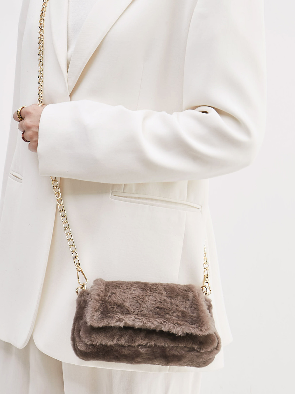 Konstantin Starke – Schultertasche aus Fell in Braun