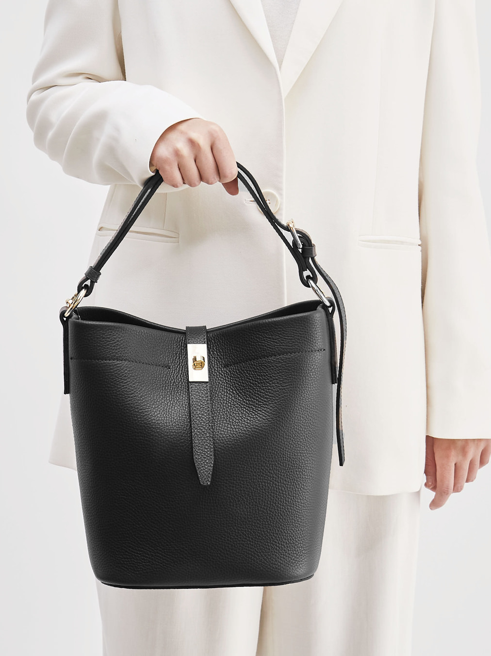 Konstantin Starke – Bucket Bag aus Kalbleder Schwarz