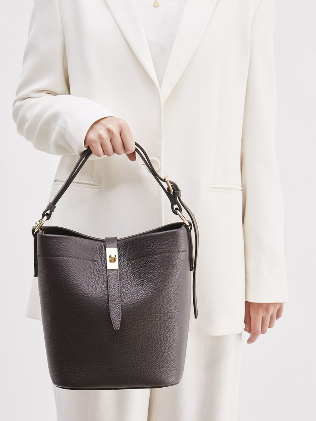 Konstantin Starke – Bucket Bag aus Kalbleder Dunkelbraun