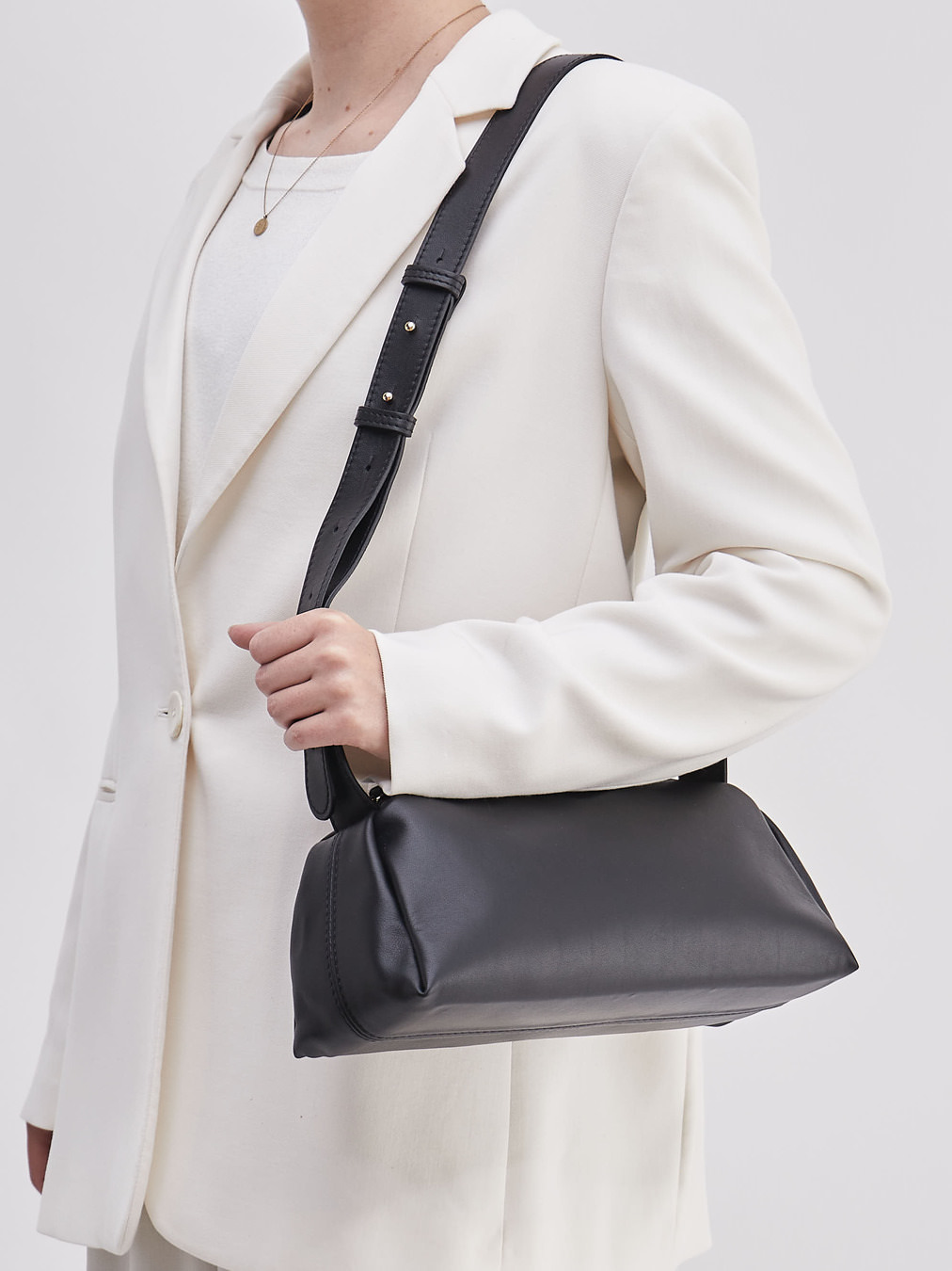 Konstantin Starke – Schultertasche aus Lammleder Schwarz