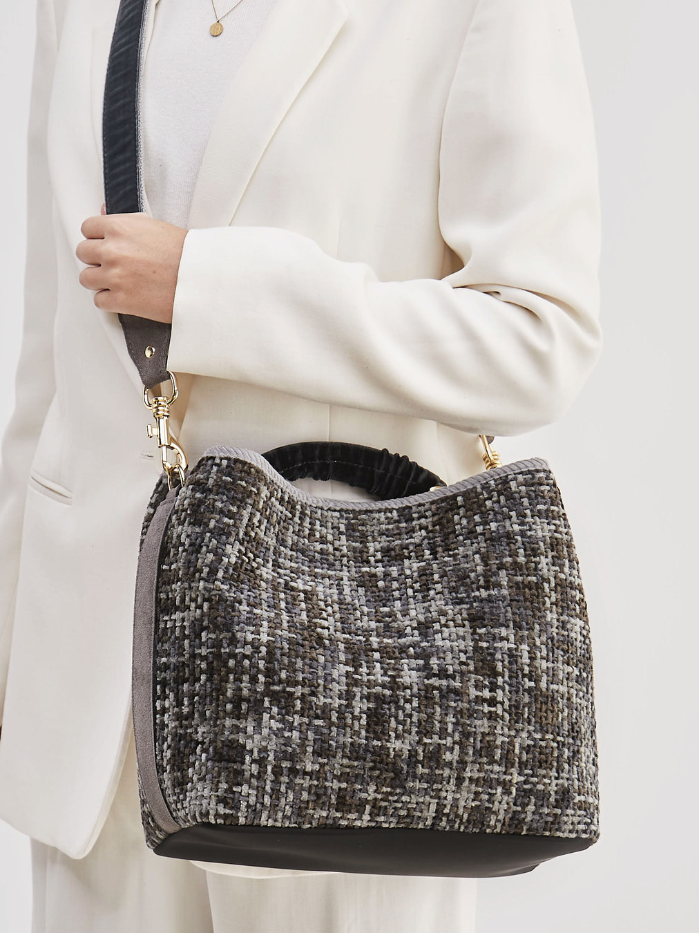 Viamailbag – Bucket Bag aus Textil in Bouclé-Optik